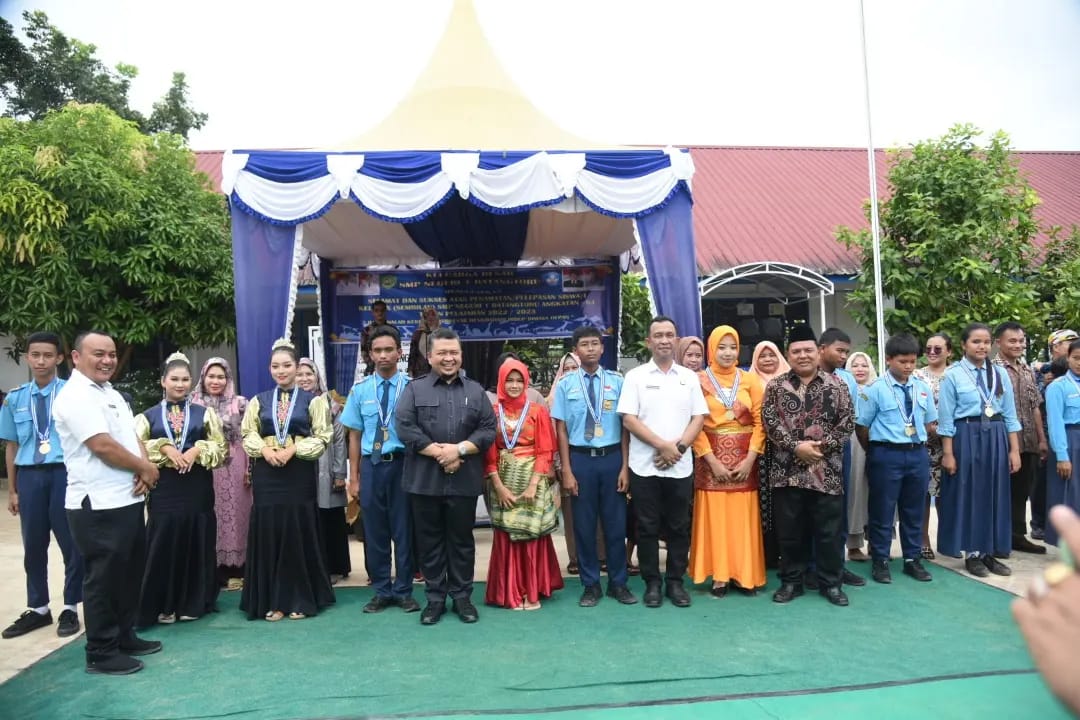 Berita Sore/Birong RT Teks poto: Bupati Tapsel, Dolly Pasaribu saat menghadiri perpisahan siswa-siswi Sekolah Menengah Pertama (SMPN) 1 Batang, Rabu (31/5).