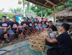 Ganjar Milenial Latih Petani Buat Keranjang Kelapa Sawit di Sumut