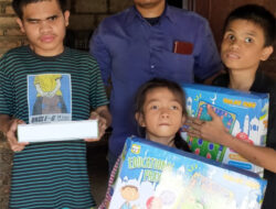 Kabag Kesra Serahkan Alquran Digital Kepada 5  Anak Penderita Katarak