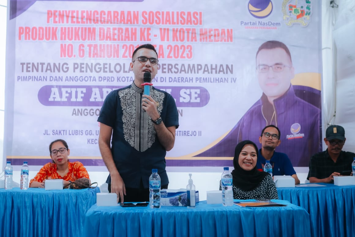 Teks Anggota DPRD Kota Medan, Afif Abdillah dalam Sosialisasi Perda No 6 Tahun 2015 tentang pengelolaan persampahan di Jl Sakti Lubis Gg Usaha Lingk 8 Kel Sitirejo II Kec Medan Amplas, Sabtu (3/6). Ist