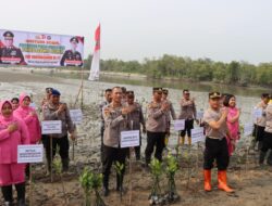 Polres Sergai Tanam Pohon Mangrove Di Pantai Sei Naga Lawan Perbaungan