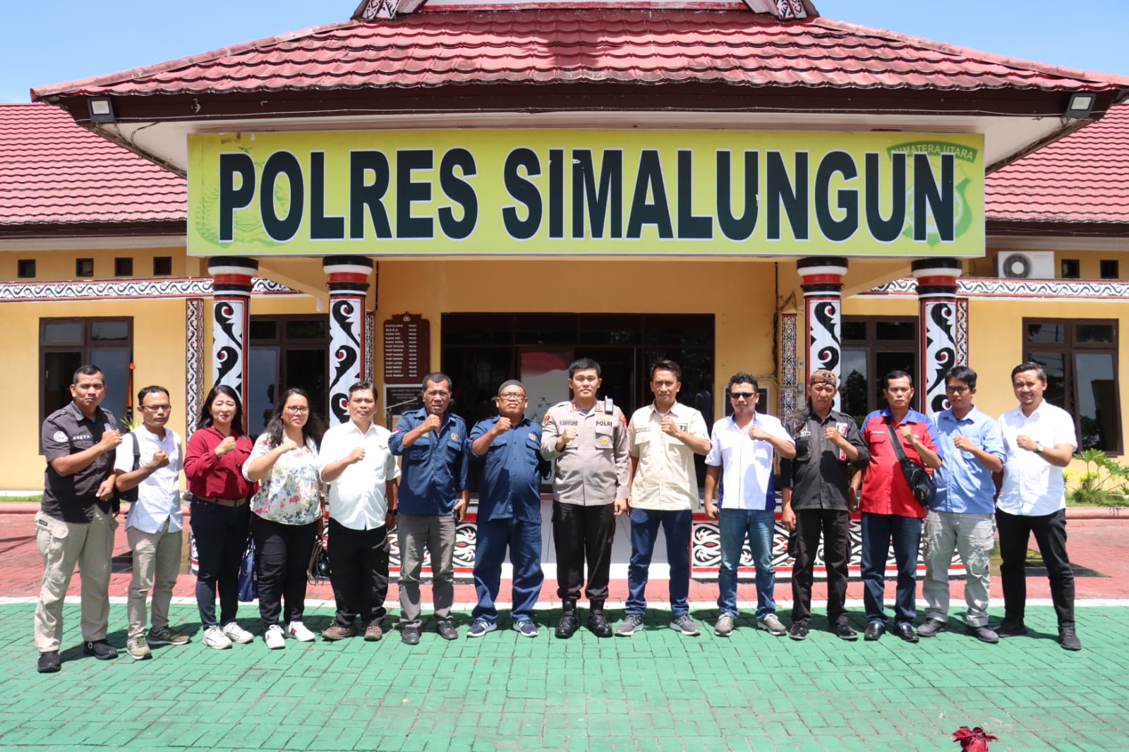 Ket.gbr: Kapolres Simalungun, AKBP Ronald FC Sipayung, Kasat Reskrim AKP Rahmat Aribowo foto bersama dengan wartawan usai mengikuti zoom meeting, Rabu (31/5).(ist).