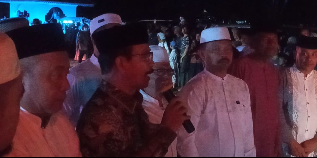 Keterangan Foto: Pj Bupati Aceh Tamiang,Meurah Budiman ketika melepas keberangkatan calon jamaah haji Indonesia yang berasal dari Kabupaten Aceh Tamiang,Rabu (31/5) malam.Foto: Muhammad Hanafiah