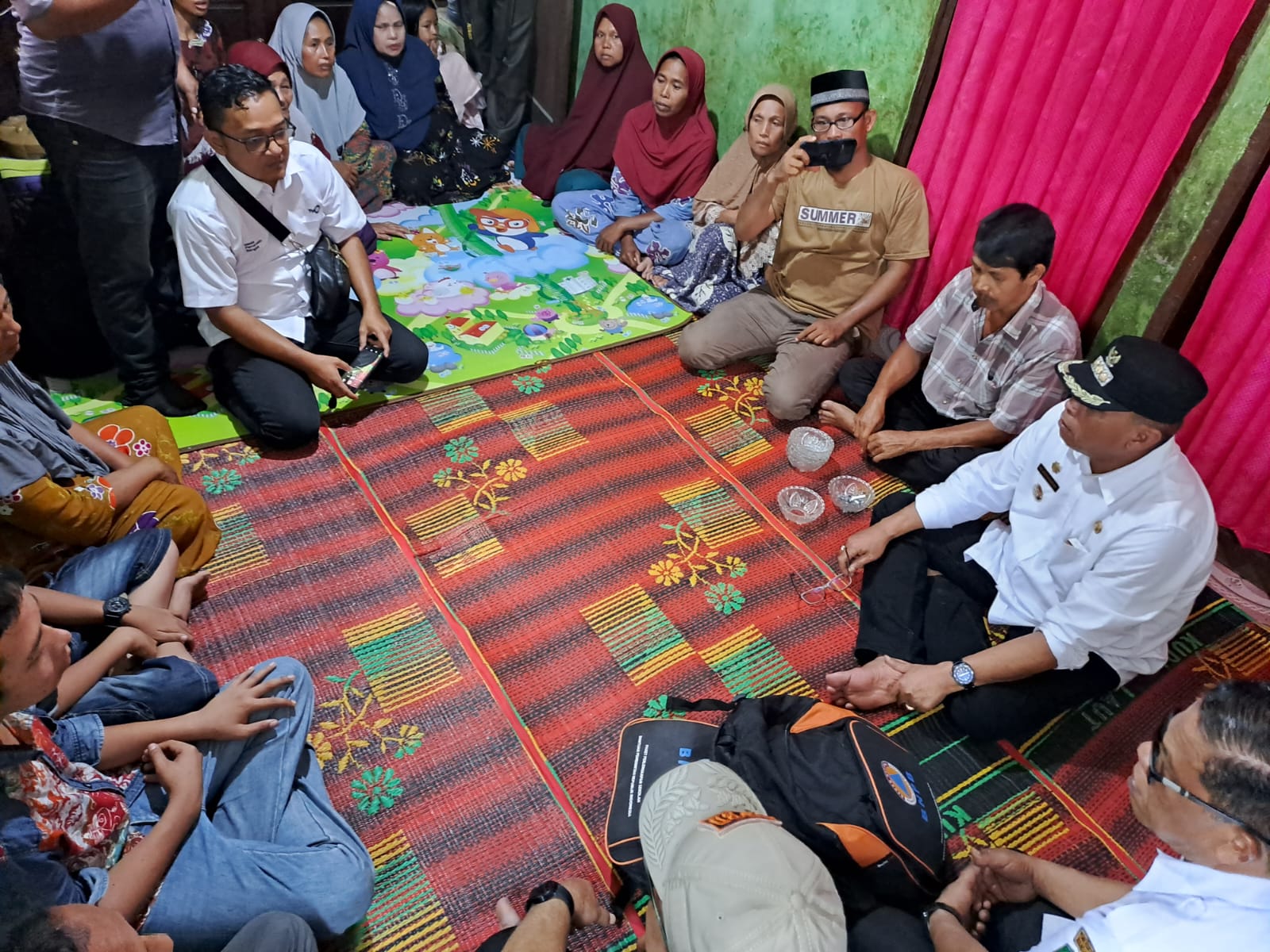 Teks foto Waspada/ist Bupati Madina HM Jafar Sukhairi Nasution menyambangi korban kebakaran Sihepeng, Kec. Siabu.