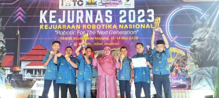 Berita Sore/Birong RT Teks poto: 6 Siswa MTsN 1 P.Sidempuan Raih Juara di kejuaraan Robotika Nasional 2023 yang diselenggarakan di Malang Jawa Timur.