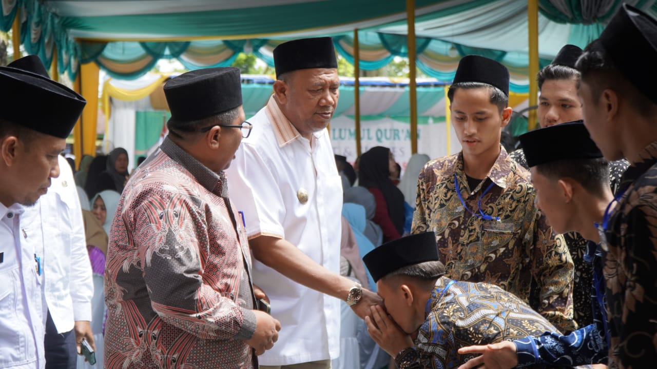 Teks Foto/Beritasore/ist  Plt Bupati Langkat H. Syah Afandin, SH menghadiri Khatamil Qur'an dan wisuda perpisahan santri/ santriwati di Pesantren Ulumul Qur'an Stabat, Rabu (31/5/ 2023).