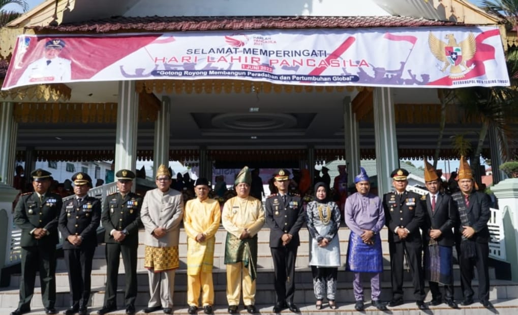 Foto 2. Pj Wali Kota Tebingtinggi, Drs Syarmadani, M.Si saat berfoto bersama forkopimda yang hadir pada upacara peringatan hari lahir Pancasila