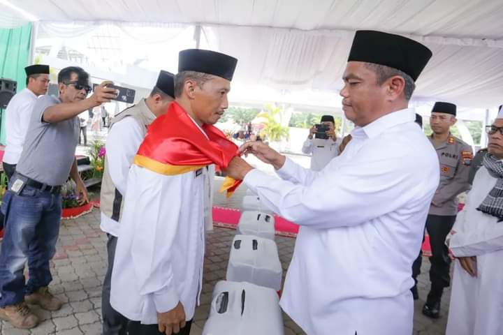 Teks foto: Bupati Serdang Bedagai H Darma Wijaya (Wiwik)menywmatkan sal calon Jamaah Haji yusai di tampung tawari yang mau berangkat ke Tanah Suci Makkah, Rabu, 31-05-2023(Berita Sore-Azwen)