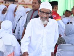 Teks foto:Calon Jamaah Haji tertua dari Serdang Bedagai, Bapak Adlan Ahmad (95) dan termuda, Riza Umami Purba (23)