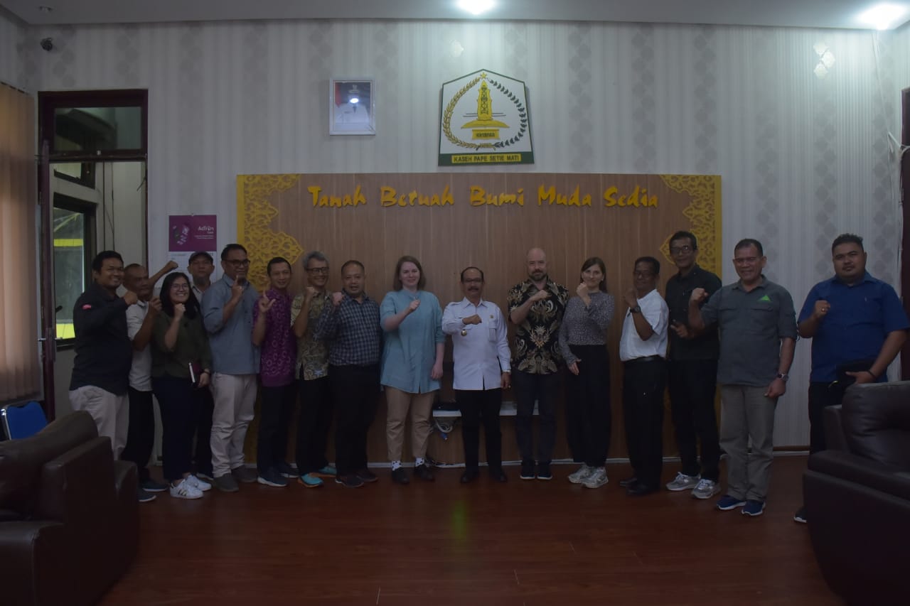 Teks Foto : Foto bersama Penjabat (Pj). Bupati Aceh Tamiang, Dr. Drs. Meurah Budiman, SH, MH, saat menerima kunjungan Yayasan Inisiatif Dagang Hijau (IDH) beserta delegasi Konsulat Jenderal Kerajaan Norwegia, bertempat di Ruang Rapat Bupati Aceh Tamiang, Rabu (31/5).