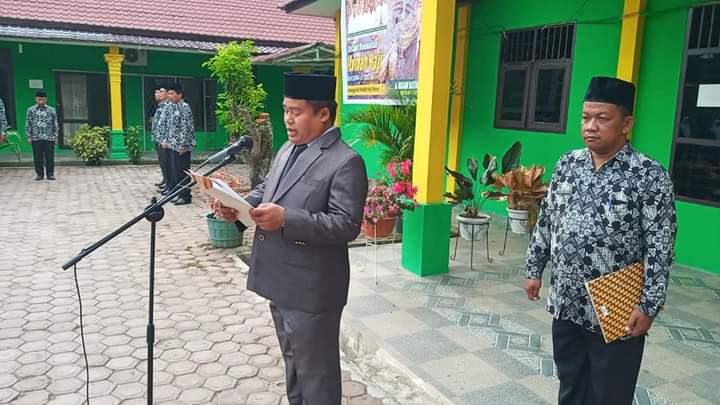 Berita Sore/Birong RT Teks poto: Ka.Subbag TU Kemenag P.Sidempuan, Khoirun Nikmad, M.Pd nertindak irup upacara saat peringatan Hari Lahir Pancasila, Kamis(1/6).