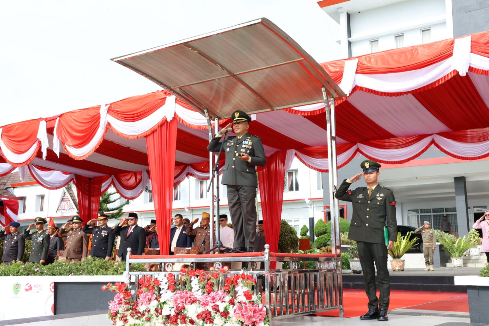 Berita Sore/Birong RT Teks poto: Upacara peringatan hari lahir Pancasila di lapangan di Perkantoran Pemkab Tapsel di Sipirok, Kamis (1/6).