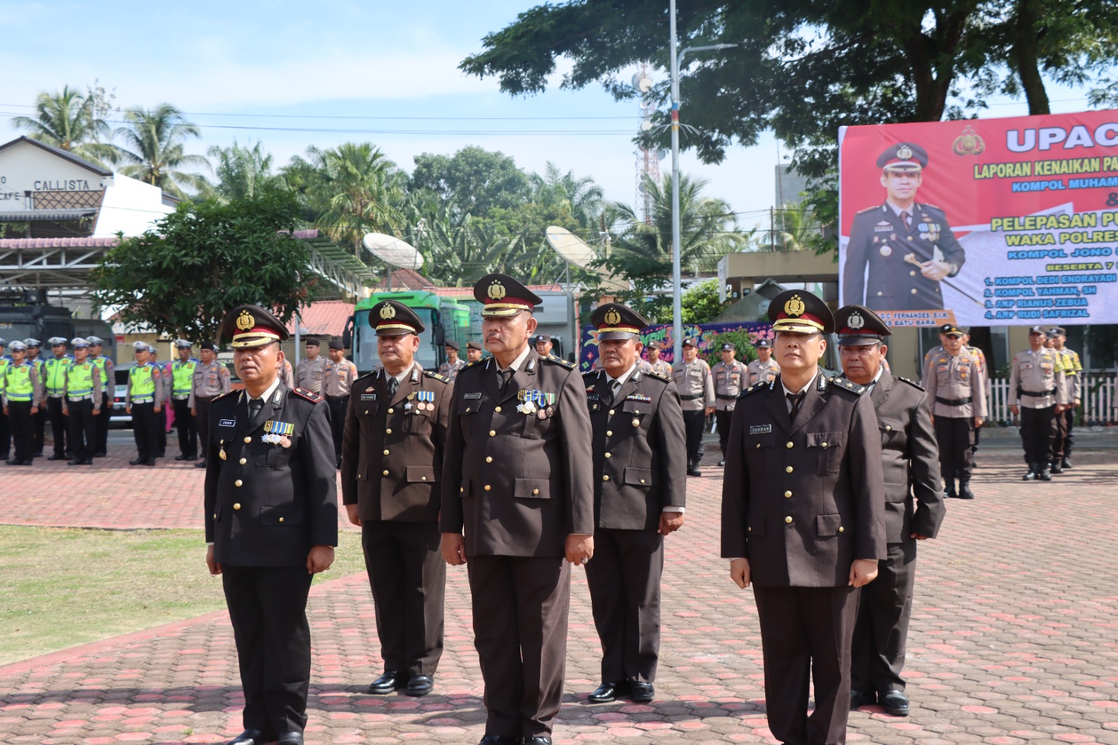 Teks fhoto: Kapolres Batu Bara AKBP Jose D.C Fernandes S.I.K Pimpin Upacara Kenaikan Pangkat Dan 8 Personil Polres Batu Bara Purna Bakti di lapangan Mako Polres Batu Bara Kamis (01/6-2023). beritasore/alirsyah