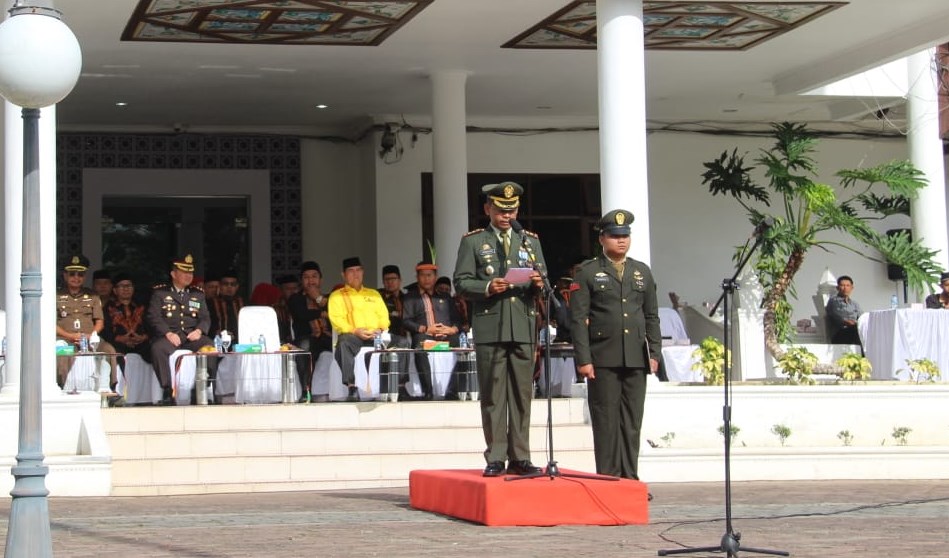 Teks foto: Tampak gambar Dandim 0113 Gayo Lues Irup Apel Hari Lahirnya Pancasila,berlangsung secara khidmat di lapangan Upacara Kantor Bupati Gayo Lues.(Muhammad Iqbal/Berita sore)