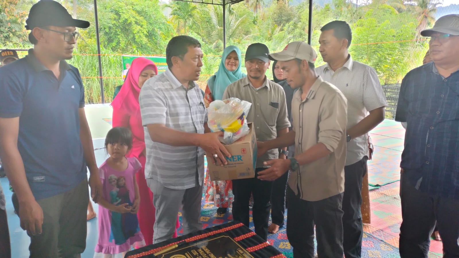 Teks foto:Tampak gambar Pj Bupati Gayo Lues Al Hudri sedang menyerahkan peralatan Bola fudsal kepada Geucik/Penghulu Desa Pertik.(Muhammad Iqbal/berita sore)