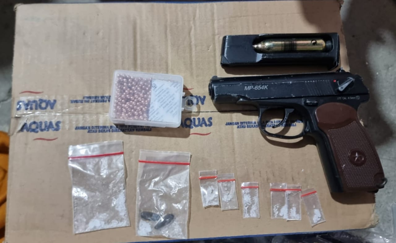 Petugas berhasil menyita barang bukti sabu dan senjata air gun serta sejumlah barang bukti lainnya.  Foto dok. Polres Nias