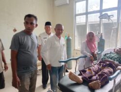 Camat Rantobaek Bawa Berobat Kakek Lansia Terlunta-lunta