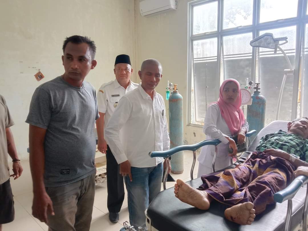 Teks foto Berita/ist Camat Rantobaek Sopian, S.Ag mengantarkan kakek lansia sakit untuk berobat di RSUD dr Husni Thamrin, Natal.
