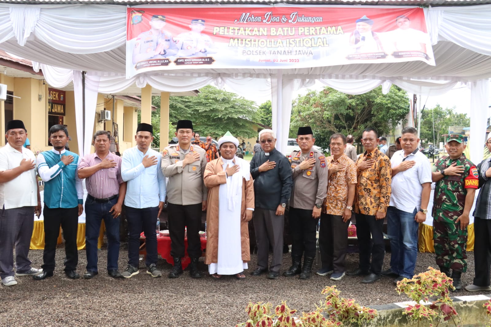 Usai melakukan peletakan batu pertama pembangunan Mushola Istiqlal Polsek Tanahjawa, Kapolres Simalungun dan TGB foto bersama dengan para camat, tokoh agama dan tokoh agama setempat, Jumat (2/6).(ist).