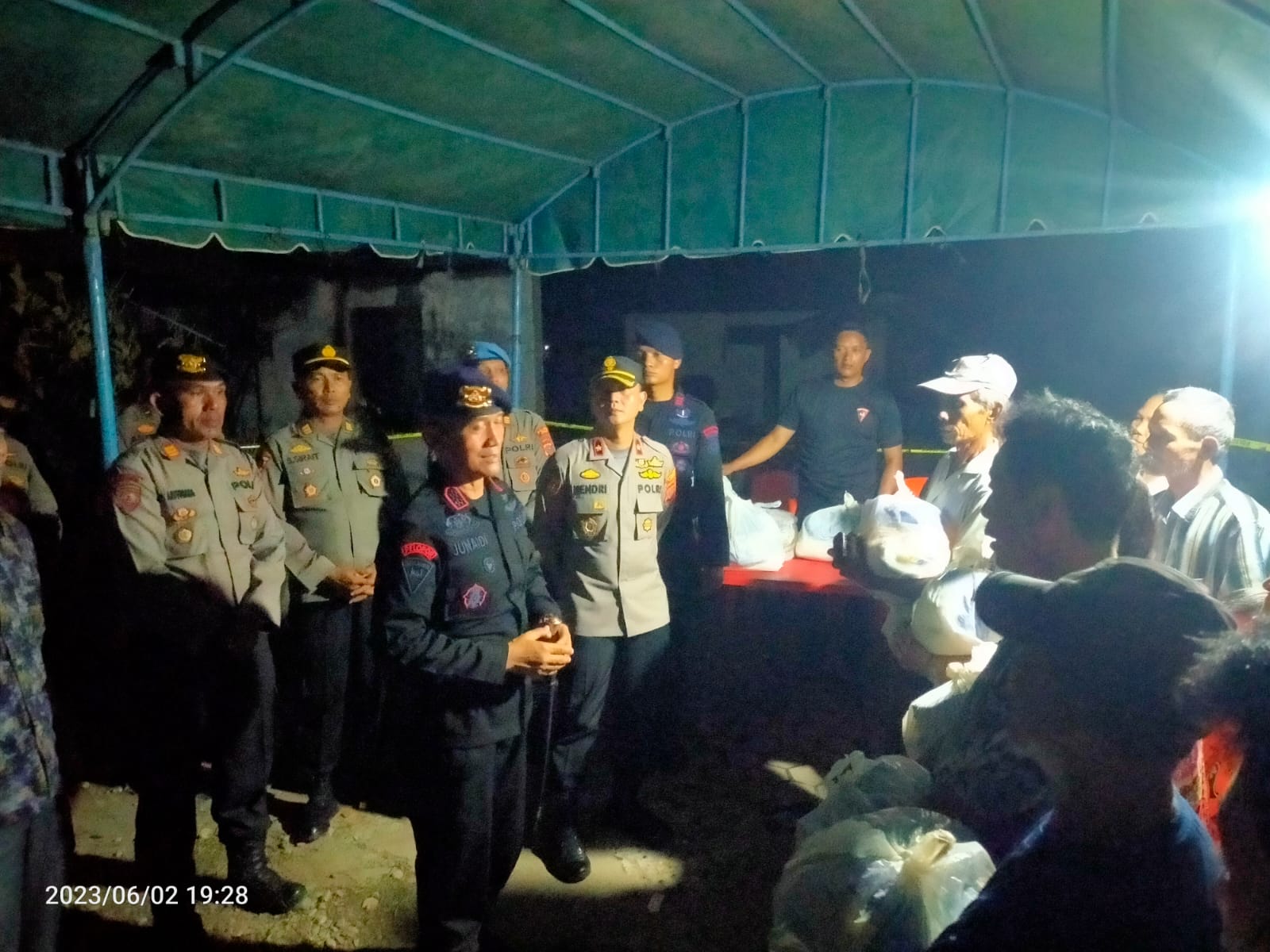 Teks Foto/Beritasore/ist  Perwakilan korban Kebakaran di Lingkungan I Kelurahan Pekan Tanjungpura Kabupaten Langkat menerima bantuan sembako dari Kapoldasu, Jumat(2/5/2023)malam.