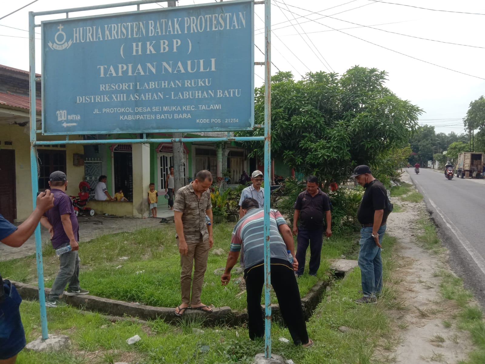 Teks fhoto: Ketua Komisi 1 DPRD Batu Bara didampingi masyarakat tinjau gorong- gorong 15 Tahun tersumbat Desa Sei Muka Kecamatan Datuk Tanah Datar Kabupaten Batu Bara Sabtu (03/6-2023).beritasore/alirsyah