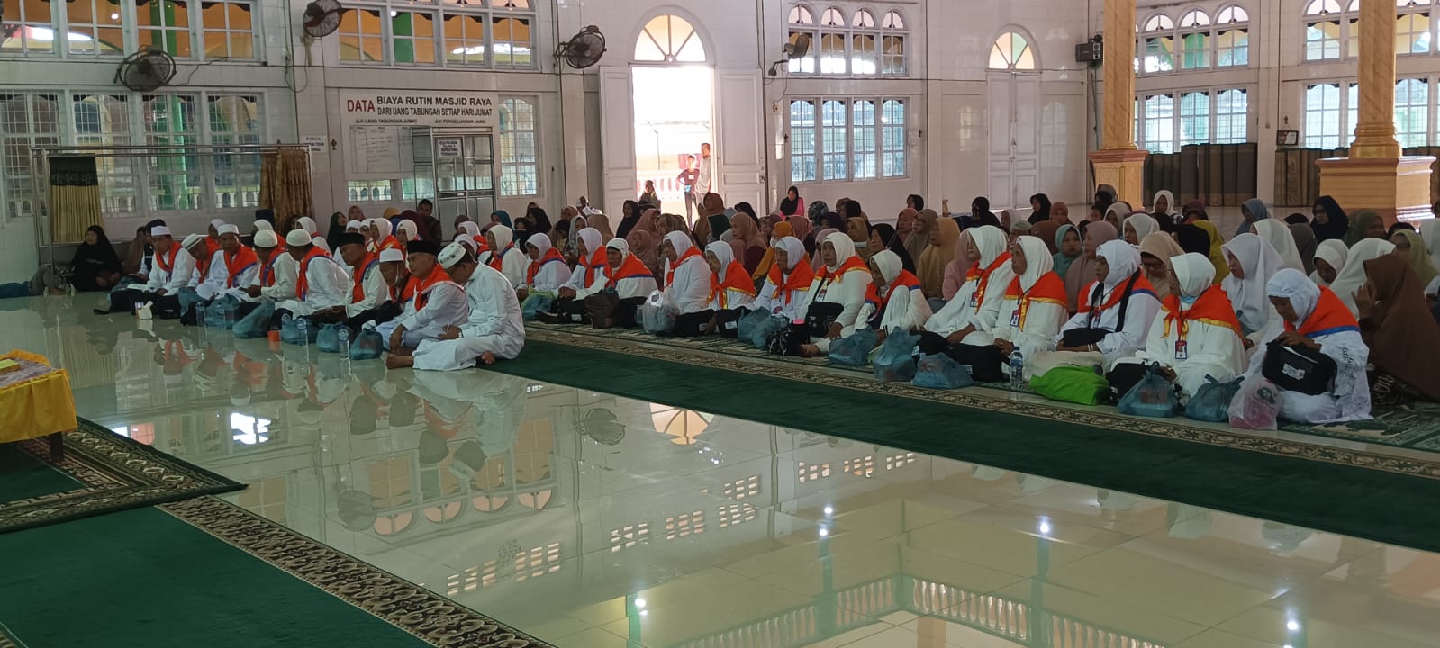 Teks Foto/Beritasore/Boy Aprizal  Calhaj asal Kecamatan Babalan saat berada di Masjid Raya P.Brandan,  Sabtu (3/5/2023).