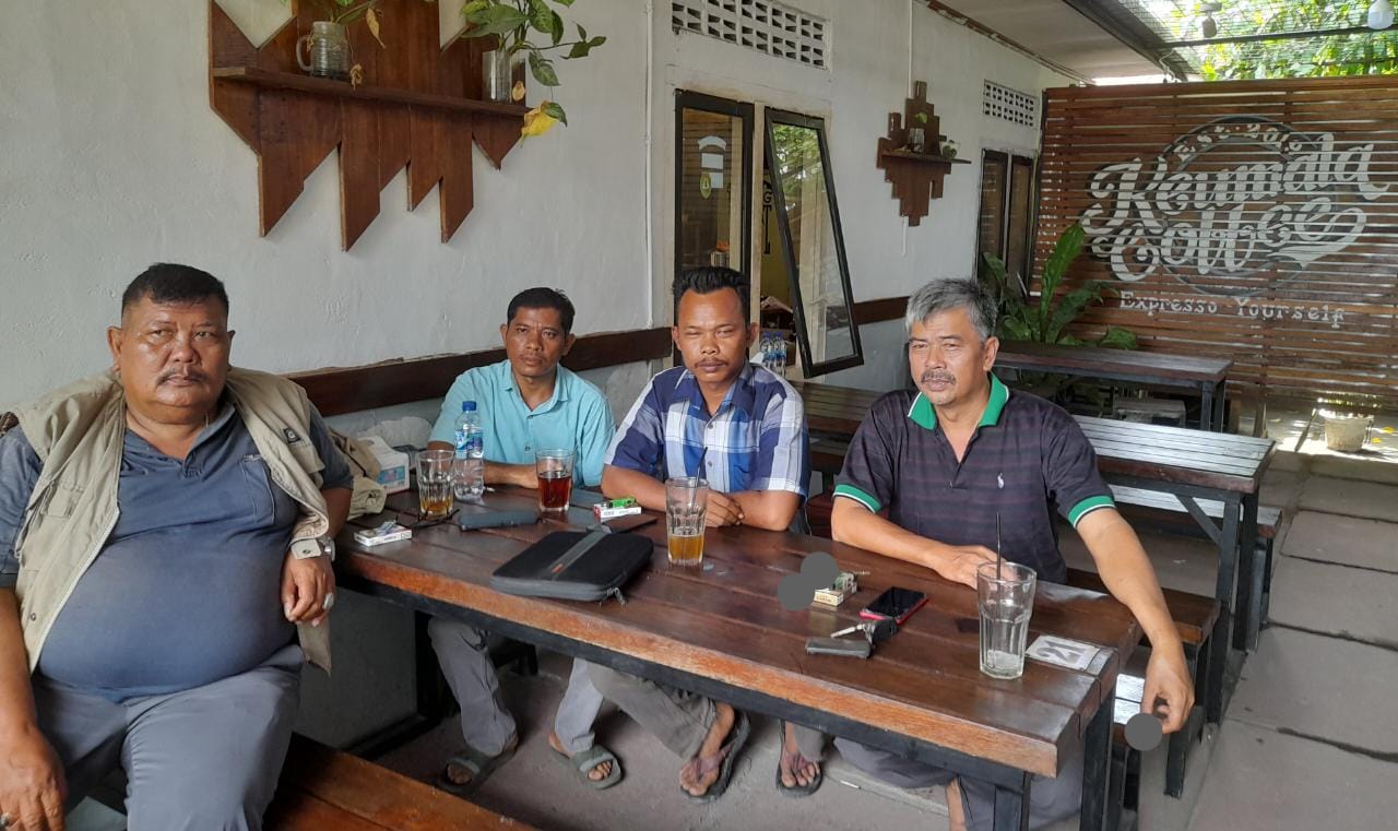 Dari kiri Pengurus HKM Pardomuan Tumangger, masing-masing Pengurus LPHD Biskang Udut Parulian, LPHD Situbuh-Tubuh Wasiman Tumangger dan LPHD Lae Gecih Tigor saat dikonfirmasi Waspada.id di Warkop Kemala Rimo, Sabtu (3/6). Foto:Ariefh