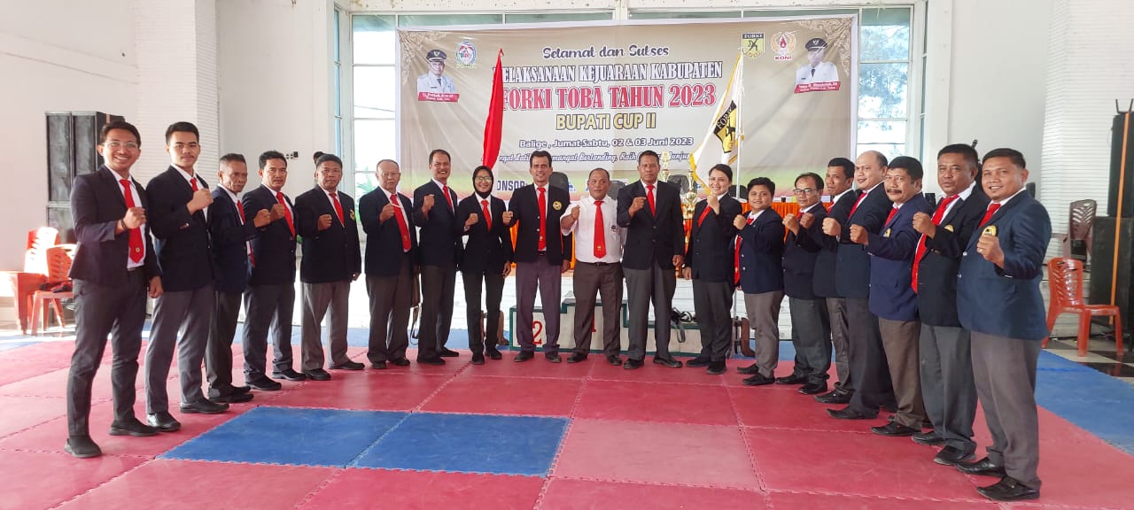  23 Juri dan Wasit foto bersama seusai pelaksanaan Kerjurkab Forki Toba Bupati Cup II. Foto: Ramsiana Gultom