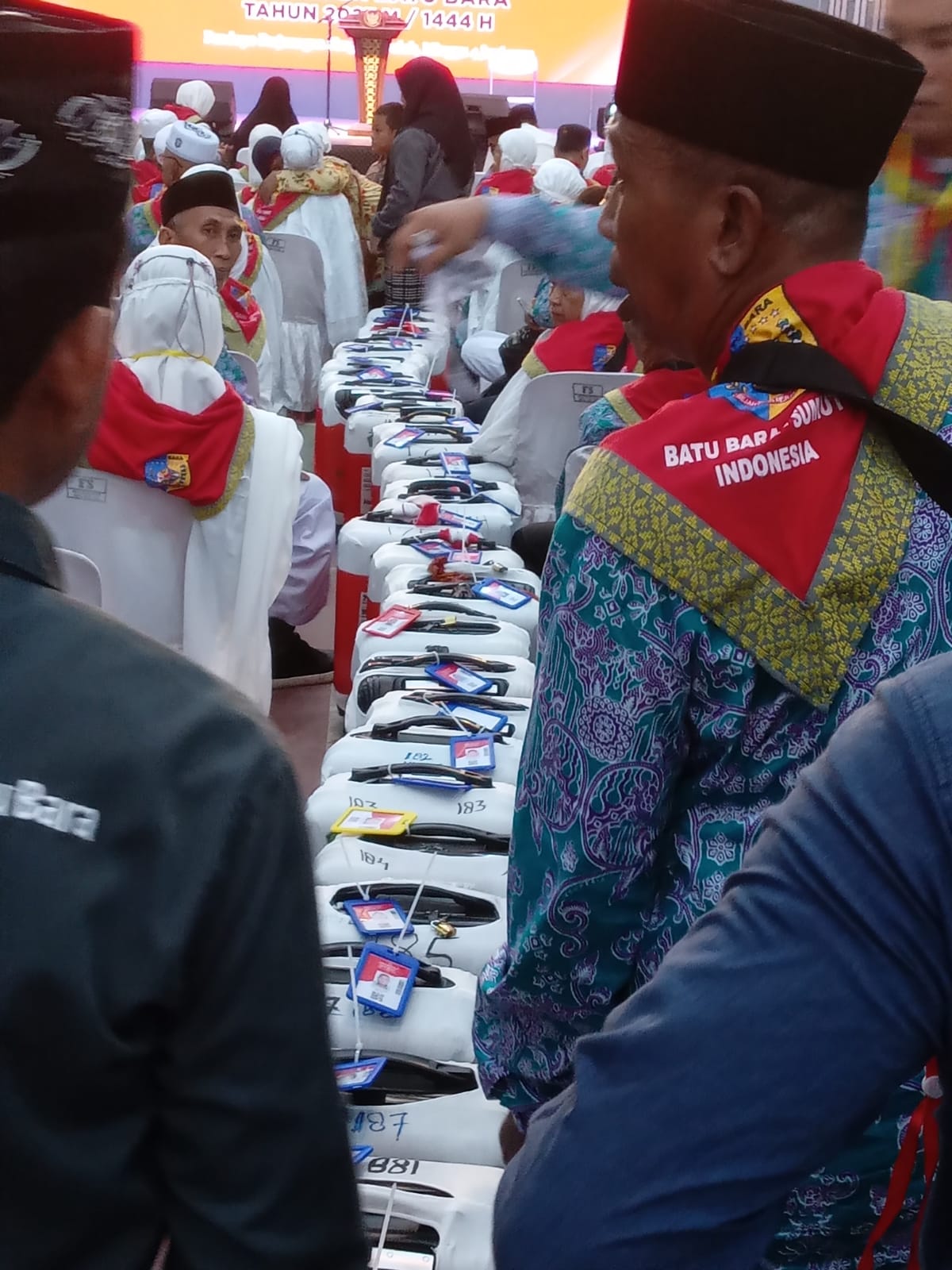 BUPATI Batubara Ir.H.Zahir, M.AP ditengah acara pelepasan 287 jamaah Calhaj Batubara tahun 2023 dan  bag/tas jamaah. Mereka diterbangkan menuju tanah suci Makkah melalui Kloter 13 Emberkasi KNIA,Senin (5/6).Foto: Iwan Has