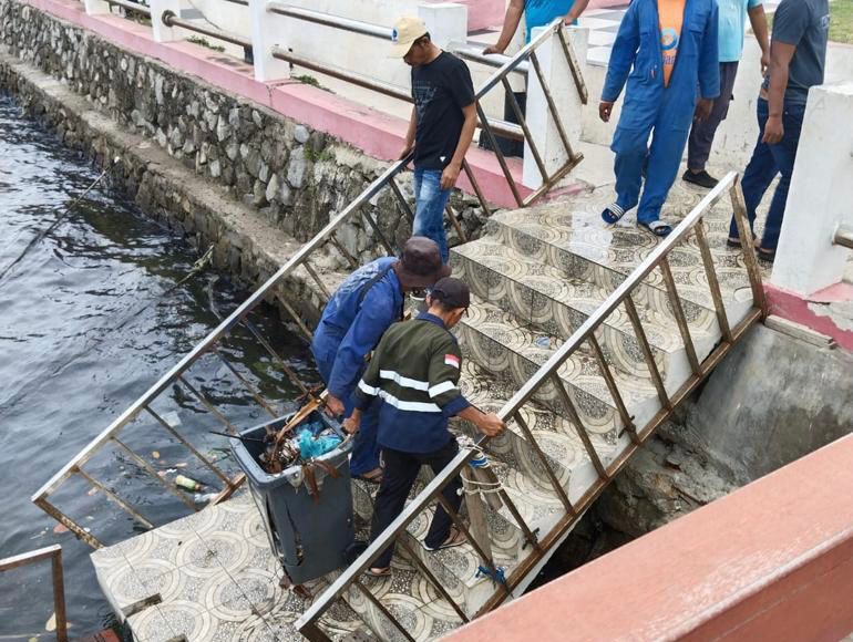 Teks Foto ; Tampak dalam gambat aksi cepat tanggap menangani pencemaran sampah di laut. (Ist.)