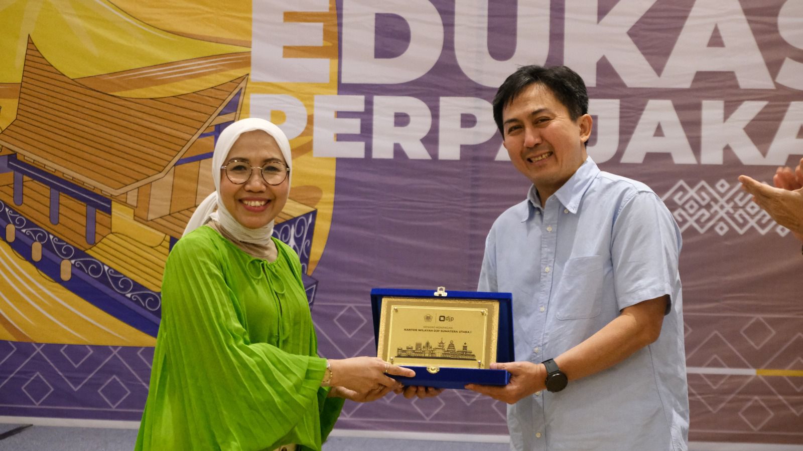 Berita Sore/ist Direktur P2Humas Dwi Astuti bersama Kakanwil DJP Sumut I Eddi Wahyudi pada acara Forum Edukasi Perpajakan di Hotel Adimulia Medan kemarin