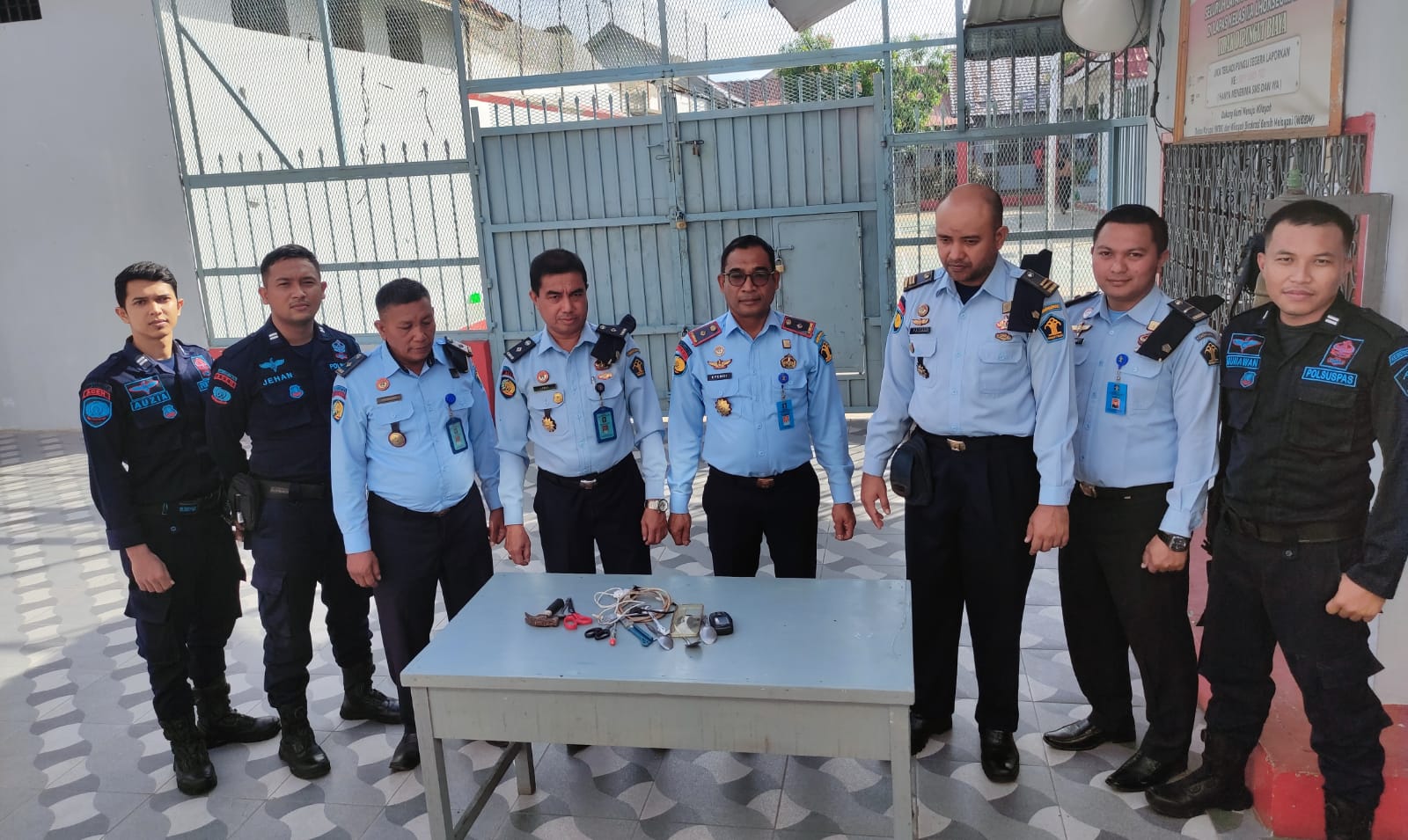 Teks Foto: Petugas Lapas Kelas IIA Lhokseumawe melakukan razia barak hunian WBP dan berhasil mengamankan, handphone dan berbagai barang terlarang lainnya, Senin (5/6)