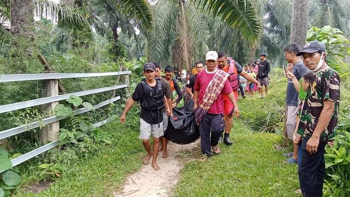 Berita/Ist Tim BPBD Asahan mengevakuasi jasad Tanado korban hanyut di Sungai Silau.