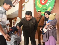 Bupati Tapsel Serahkan Bantuan Penyandang Masalah Kesejahteraan Sosial