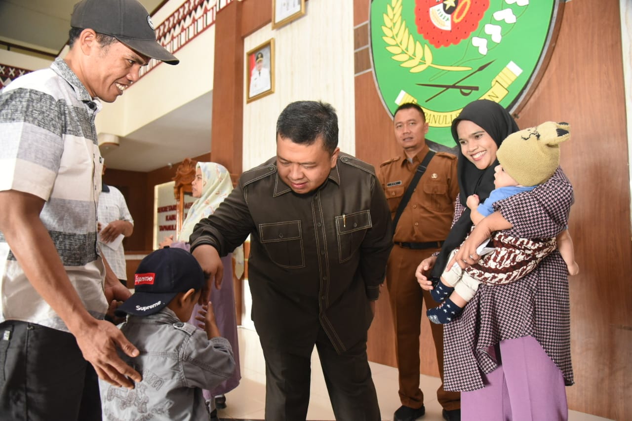 Berita Sore/Birong RT Teks poto: Bupati Tapanuli Selatan, Dolly Pasaribu saat menyerahkan bantuan kepada masyarakat yang terkena dampak penyandang masalah kesejahteraan sosial, Senin (5/6).