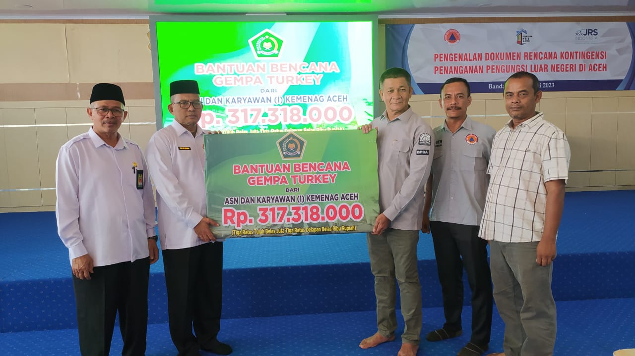 Kakanwil Kemenag Aceh Drs.Azhari (kiri) menyerahkan bantuan donasi untuk korban gempa Turki, diserahkan melalui Badan Penanggulangan Bencana Aceh (BPBA) di Kantor BPBA, Banda Aceh, Senin (05/06/23). (Foto: T.Mansursyah)