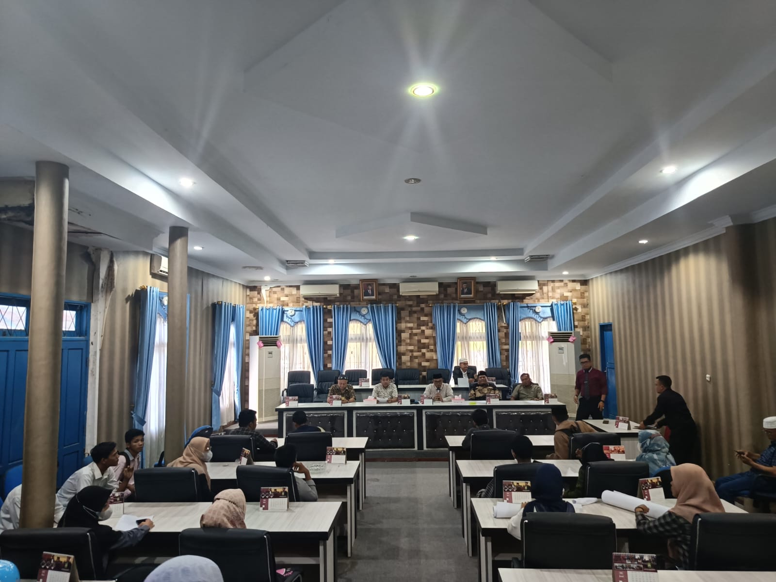 Pimpinan dan anggota DPRD Madina saat terima tuntutan aliansi mahasiswa dan wartawan.  Foto: Ali Anhar Harahap