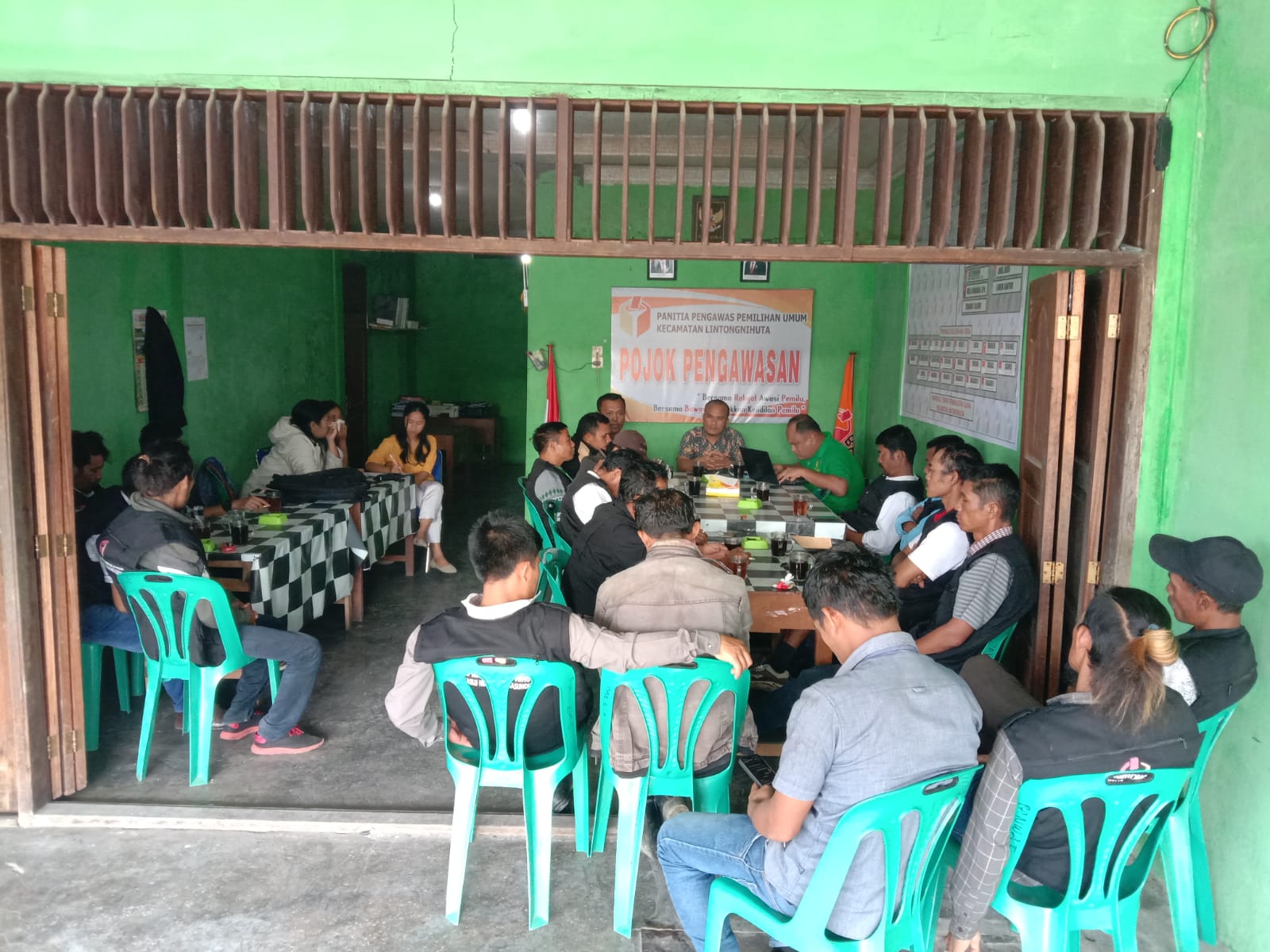 Ket Foto: Panwaslu Lintongnihuta rapat rutin bersama PKD di Sekretariat Panwaslu Lintongnihuta. Ist