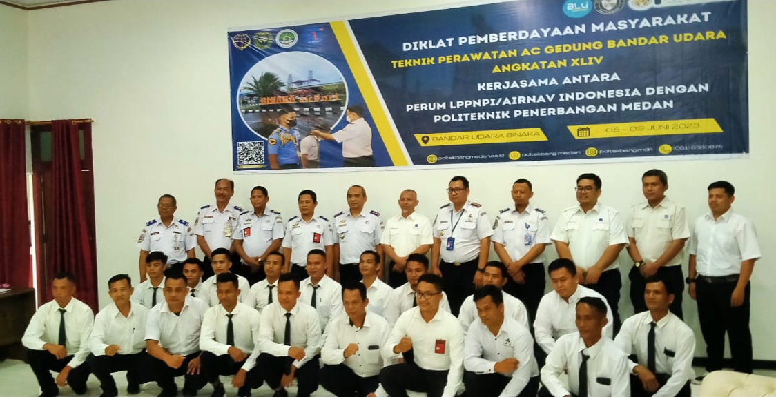 Perwakilan AirNav Indonesia dan Poltekbang Medan foto bersama dengan peserta pelatihan, Senin (5/6). Foto: Bothaniman Jaya Telaumbanua