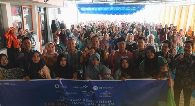 Teks poto: Pemko P.Sidimpuan menyalurkan bantuan Cadangan Pangan Pemerintah (CPP) tahap I kepada 1.560 keluarga resiko stunting (KRS) Jum'at (9/6).