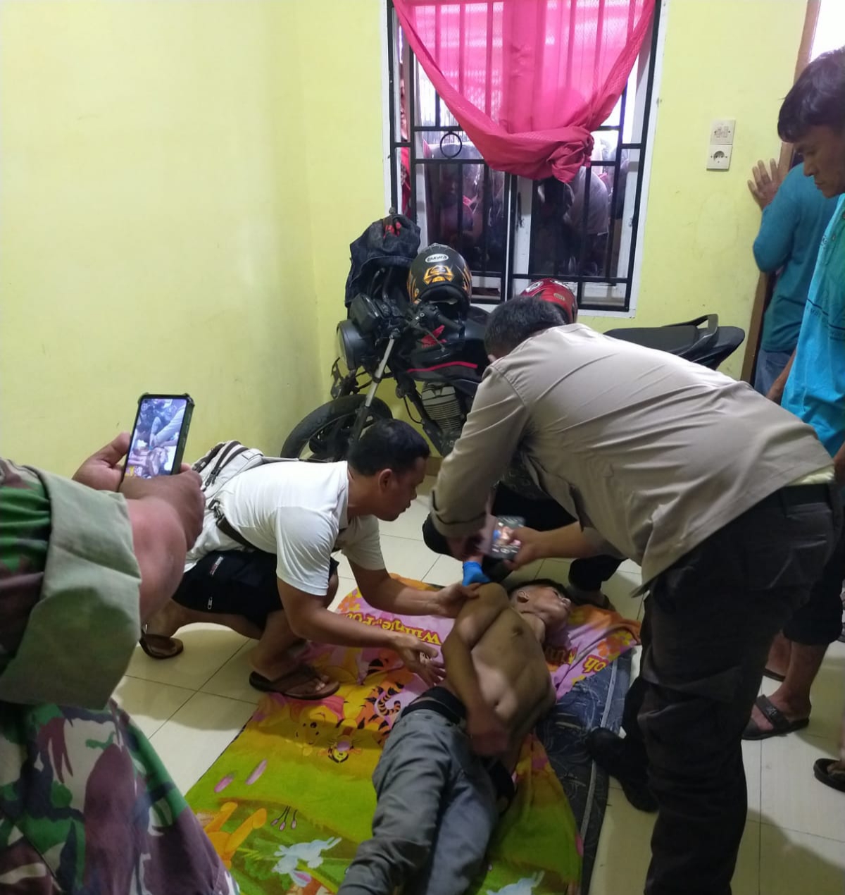 Ket.gbr: Jenazah JFT saat diperiksa medis dari Puskesmas Perdagangan.(ist).