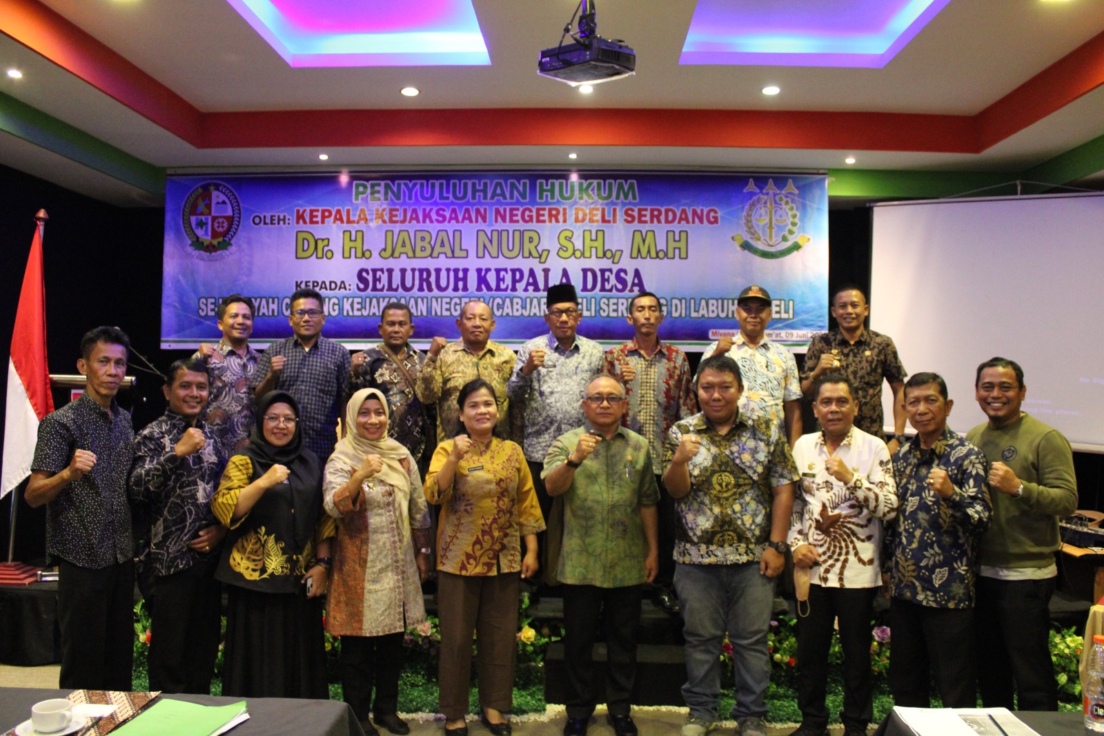 Teks Foto: Kajari Deliserdang, Dr Jabal Nur berfoto bersama dengan sejumlah Kades. (ist).