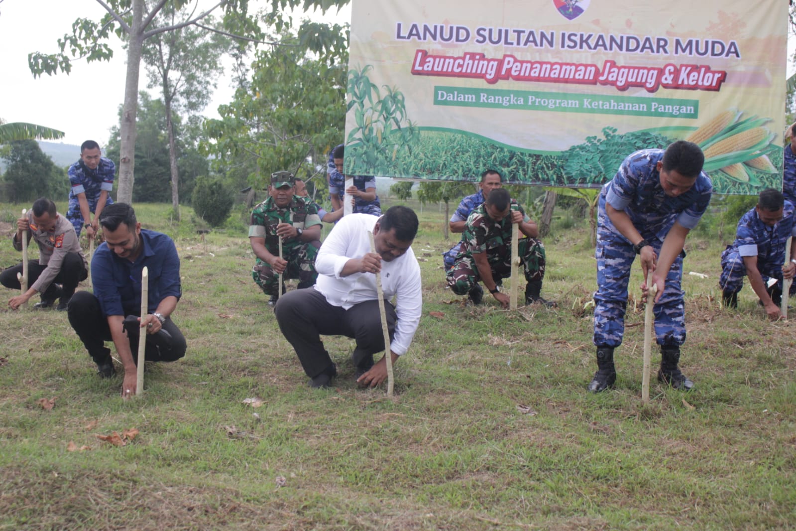 Sekda Aceh Besar Drs. Sulaimi, M.Si bersama Danlanud SIM Kolonel Pnb Yoyon Kuscahyono, S.Sos dan didampingi perwakilan dari Dinas BKKBN Aceh, Dinas Pertanian Aceh, Camat dan Forkopimcam Blang Bintang melakukan penanaman pohon kelor di Komplek Dan Lanud SIM, Kecamatan Blang Bintang, Aceh Besar, Jum'at (9/6). (Ist)