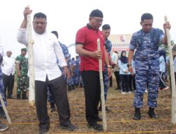 Sekda Aceh Besar Drs. Sulaimi, M.Si bersama Danlanud SIM Kolonel Pnb Yoyon Kuscahyono, S.Sos dan didampingi perwakilan BKKBN Aceh, Dinas Pertanian Aceh, kepala OPD, Camat dan Forkopimcam Blang Bintang melakukan penanaman bibit jagung di Komplek Lanud SIM, Kecamatan Blang Bintang, Aceh Besar, Jum'at (9/6). (Ist)