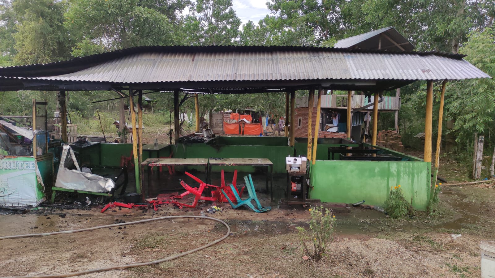 Teks Foto: Bangunan tempat jualan mie di pinggir jalan Radar, Gampong Data Makmur, Kecamatan Blang Bintang, Kabupaten Aceh Besar, terbakar, Sabtu (10/6) pagi. (Ist)