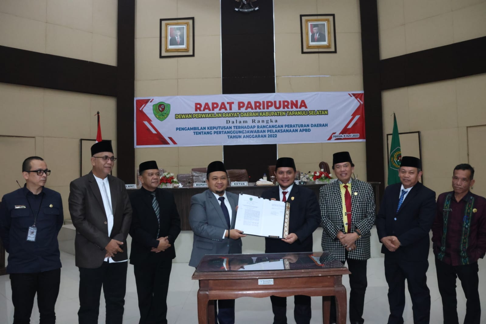 Teks poto: Bupati - Ketua DPRD Tapsel Tanda tangani Persetujuan bersama pelaksanaan Ranperda APBD 2022 dalam rapat Paripurna, Jum'at (9/6).