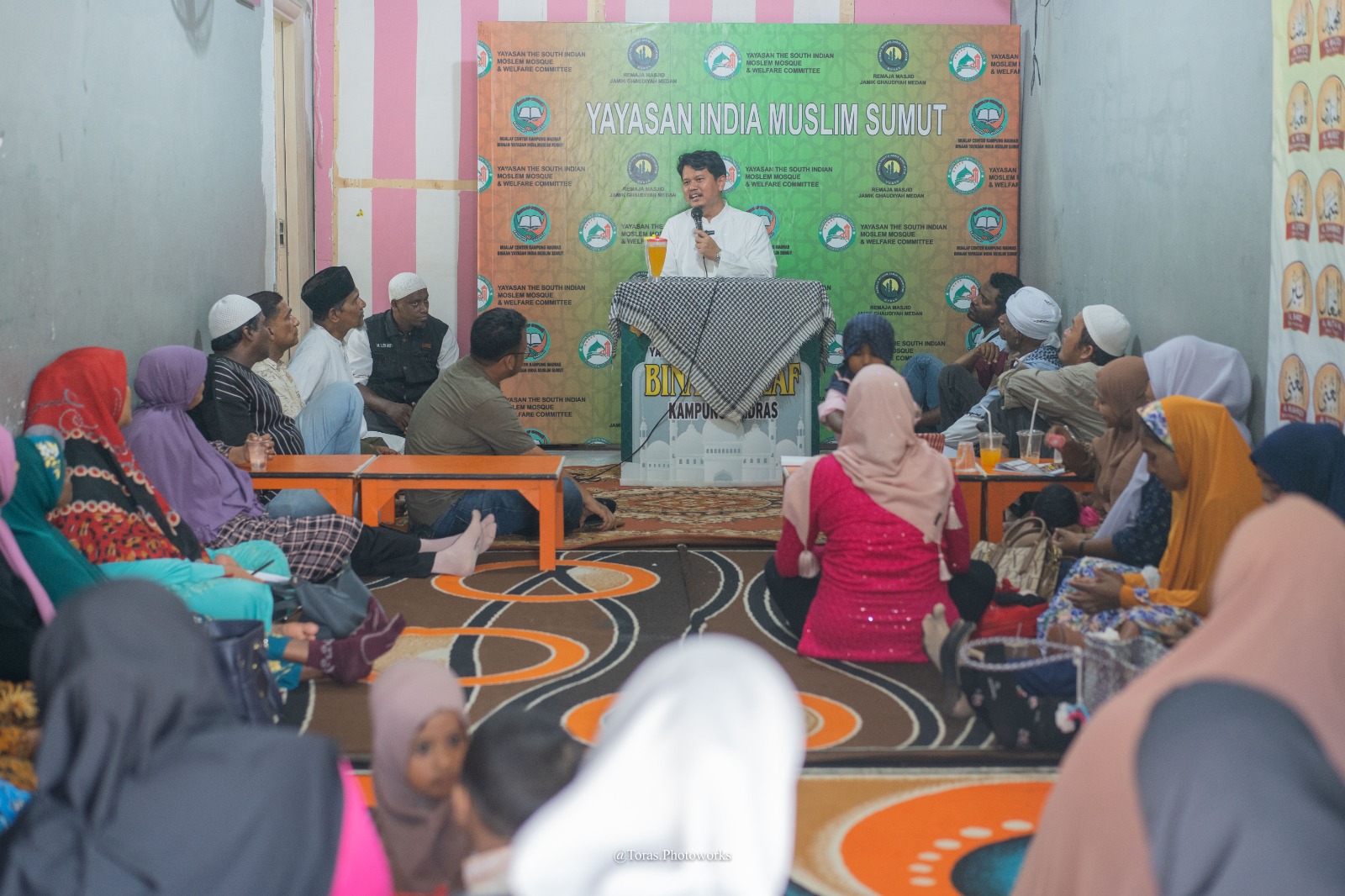 Berita Sore/Andi Aria Tirtayasa Prof Ridha Dharmajaya saat menyampaikan ceramahnya tentang resiki penggunaan Gadget yang tidak sehat pada acara kajian rutin Muallaf Center Kampung Madras Kelurahan Madras Hulu Kecamatan Medan Polonia, Jumat (8/6).