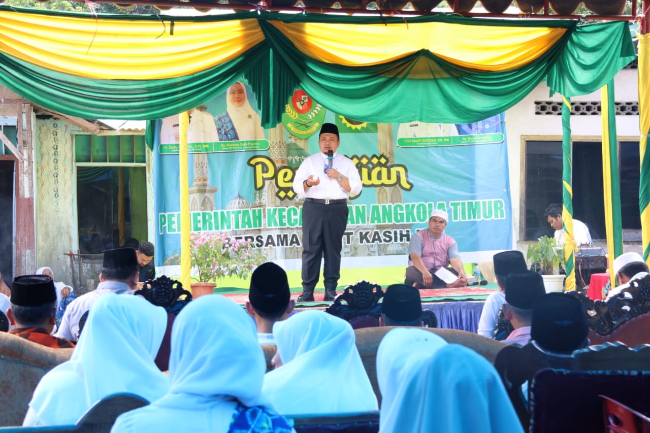 Berita Sore/Birong RT Teks poto: Bupati Tapanuli Selatan (Tapsel) Dolly Pasaribu saat mengahadiri pengajian BKMT di Dusun Sitada-tada, Desa Sanggapati, Kec. Angkola Timur, Minggu (11/6).