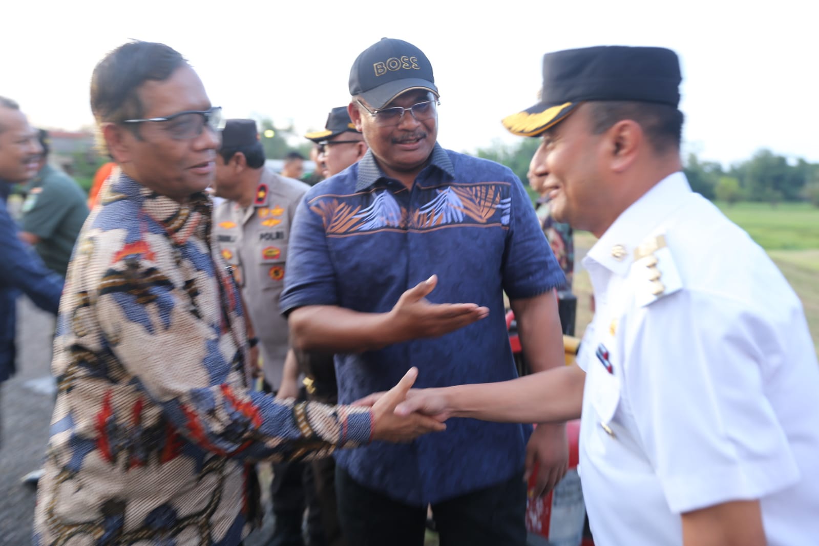 Teks dan foto Pj. Wali Kota Lhokseumawe, Dr. Drs. Imran, M.Si, MA.Cd menyambut Menteri Koordinator Bidang Politik, Hukum, dan Keamanan (Menkopolhukam), Prof. Dr. H. Mohammad Mahfud Mahmodin, S.H. S.U., M.I.P, di Kota Lhokseumawe, Minggu (11/6)