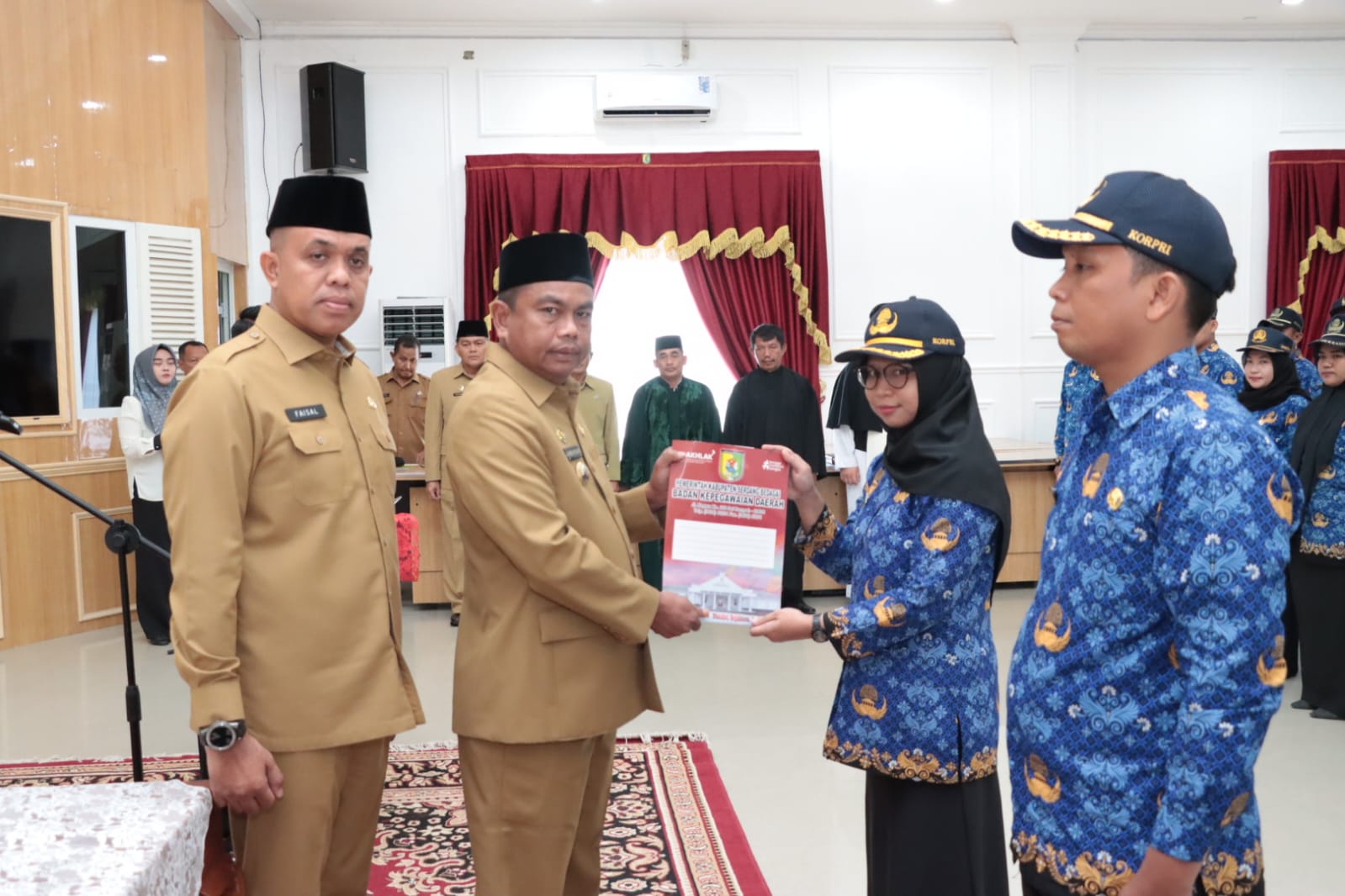 Teks foto:Bupati Serdang Bedagai H Darma Wijaya di dampingi Sekdakab, Faisal Hasrimy, usai melaksanakan sumpah/Janji bagi 121 PNS dan menyerahkan sertifikat PNS, di Aula Sultan kantor Bupati, Senin,12-06-2023.(Berita Sore-Azwen)